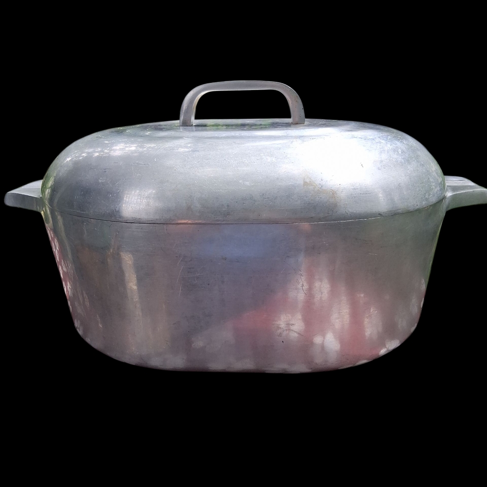 VINTAGE WAGNER WARE ROASTER/ DUTCH OVEN
